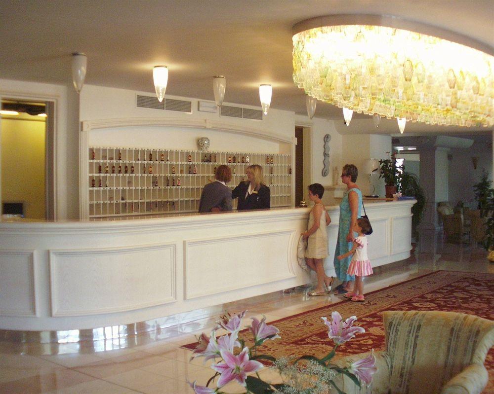 Universal Hotel แชร์เวีย ภายนอก รูปภาพ
